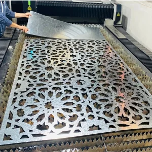 Corte láser en plancha de metal para celosía decorativa de techo