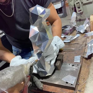 Creación de figuras 3D mediante piezas de metal cortadas con láser